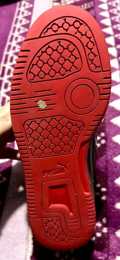Zapatillas deportivas negras y rojas Puma - miniatura 3
