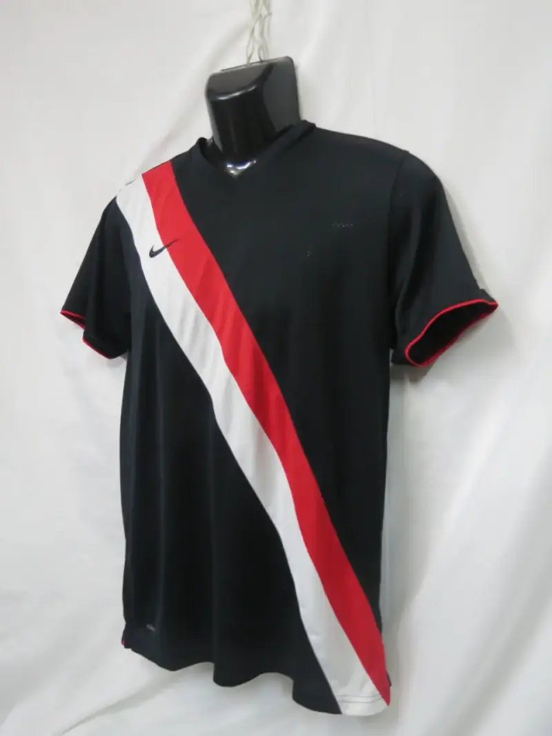 Camiseta deportiva Nike negra con franja roja y blanca - 2