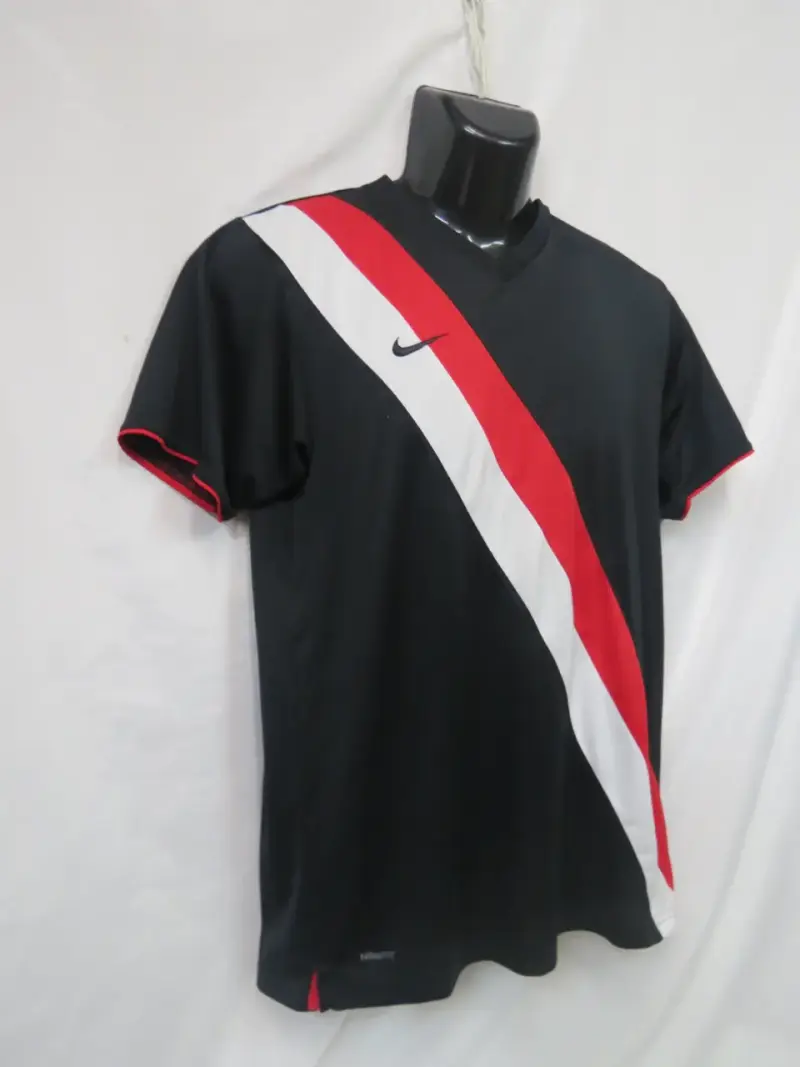 Camiseta deportiva Nike negra con franja roja y blanca - 3