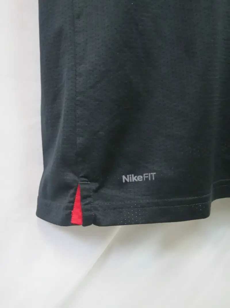 Camiseta deportiva Nike negra con franja roja y blanca - 4