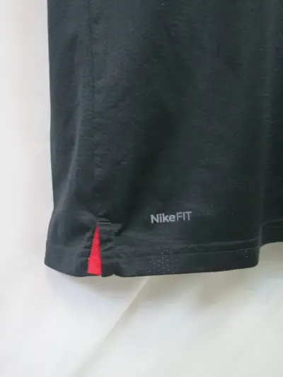 Camiseta deportiva Nike negra con franja roja y blanca - miniatura 4