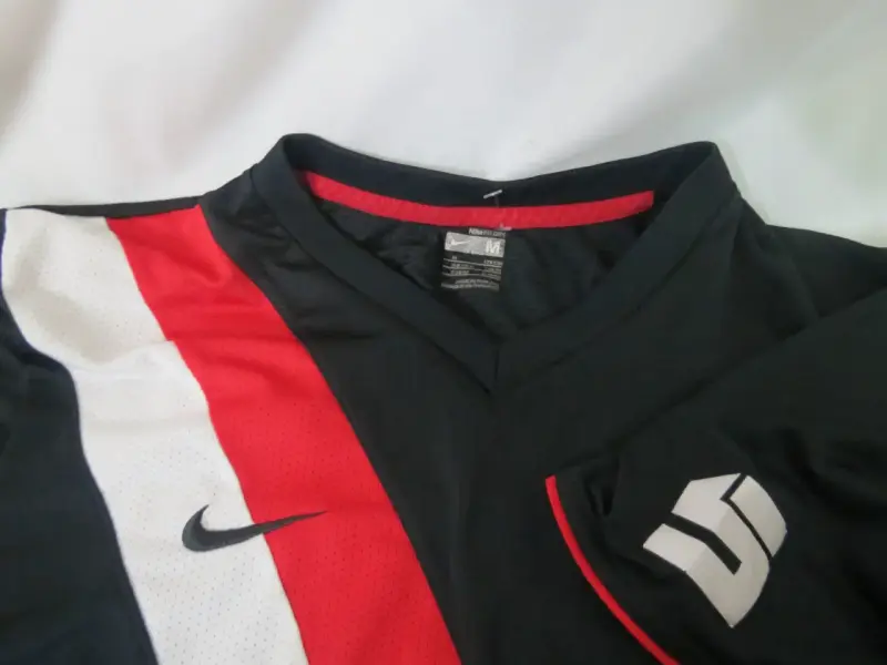 Camiseta deportiva Nike negra con franja roja y blanca - 6