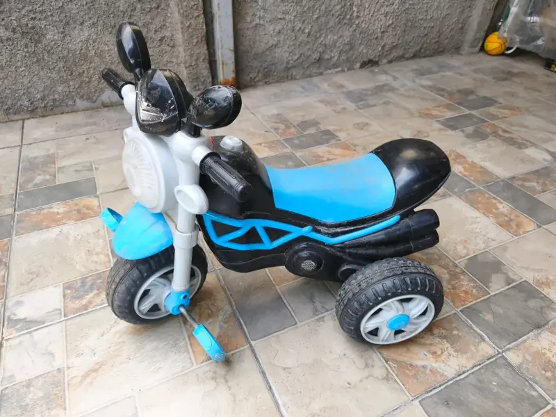 Rodados para niños color azul, rojo y negro