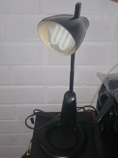Lámpara de escritorio negra ajustable - miniatura 1