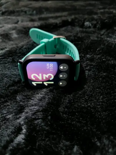 Reloj inteligente con correa verde menta - miniatura 1