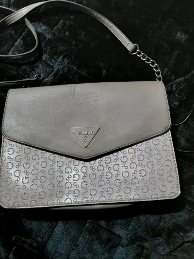 Cartera Guess gris con diseño monograma - miniatura 1