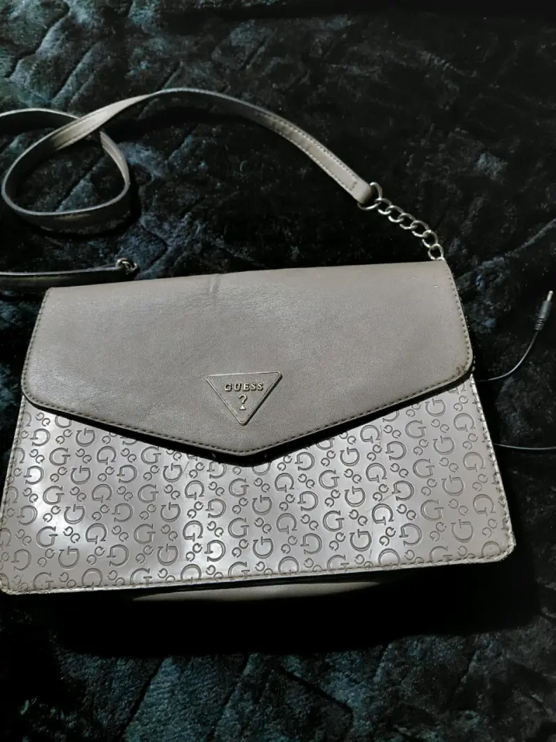 Cartera Guess gris con diseño monograma - 2