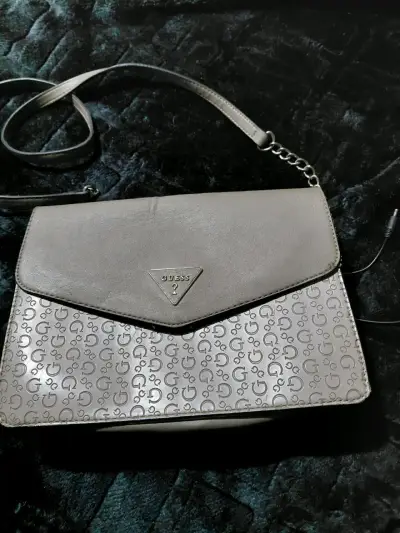 Cartera Guess gris con diseño monograma - miniatura 2