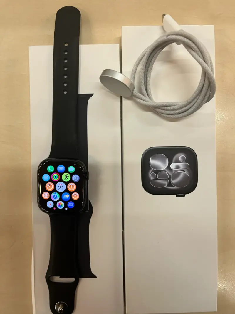 Smartwatch negro con pantalla táctil y cargador - 3