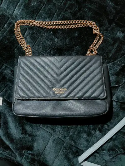 Cartera negra con cadena Victoria's Secret - miniatura 1