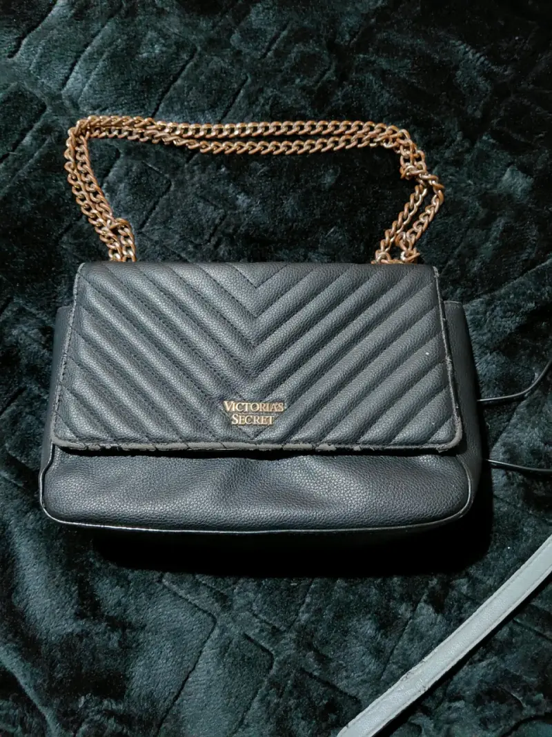 Cartera negra con cadena Victoria's Secret - 2