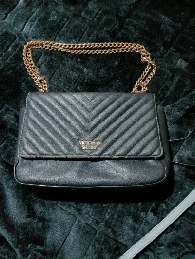 Cartera negra con cadena Victoria's Secret - miniatura 2