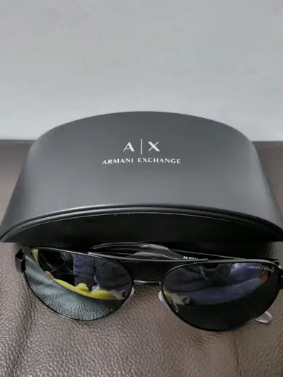 Gafas de sol Armani Exchange negras con estuche - miniatura 1