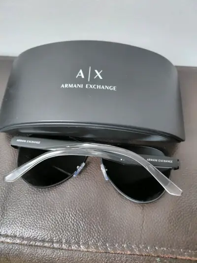 Gafas de sol Armani Exchange negras con estuche - miniatura 2