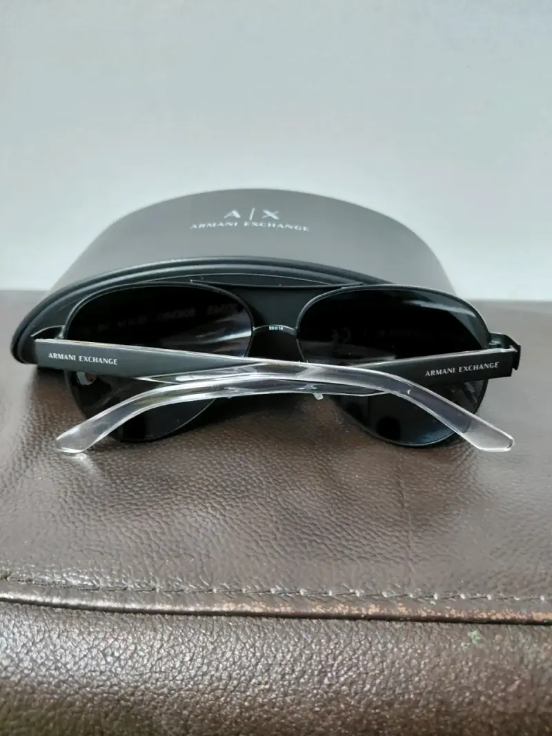 Gafas de sol Armani Exchange negras con estuche - 3