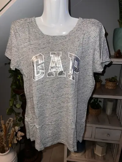 Polera gris GAP - miniatura 1