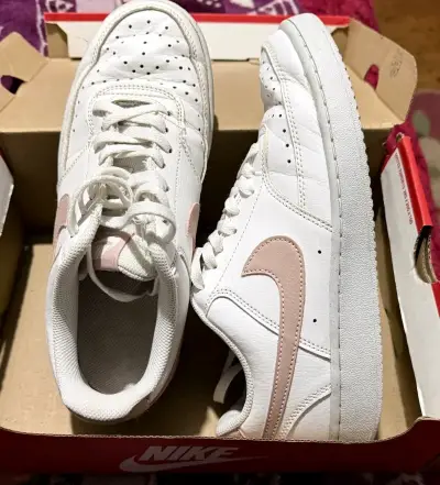 Zapatillas deportivas Nike blancas y rosadas - miniatura 1