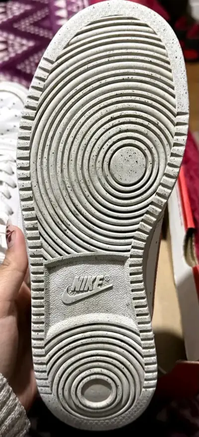 Zapatillas deportivas Nike blancas y rosadas - miniatura 3