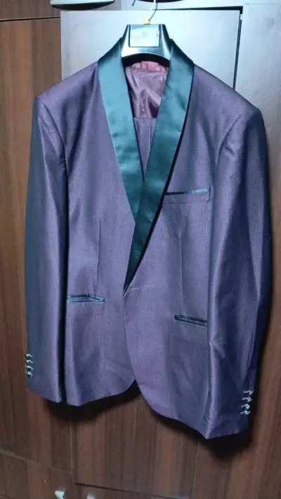Traje de hombre color burdeo con solapa satinada - miniatura 1