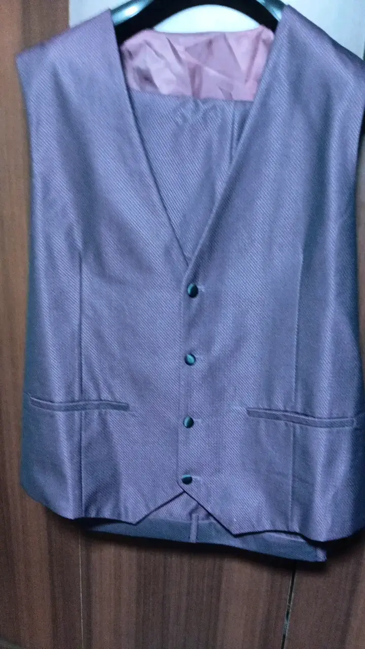 Traje de hombre color burdeo con solapa satinada - 2