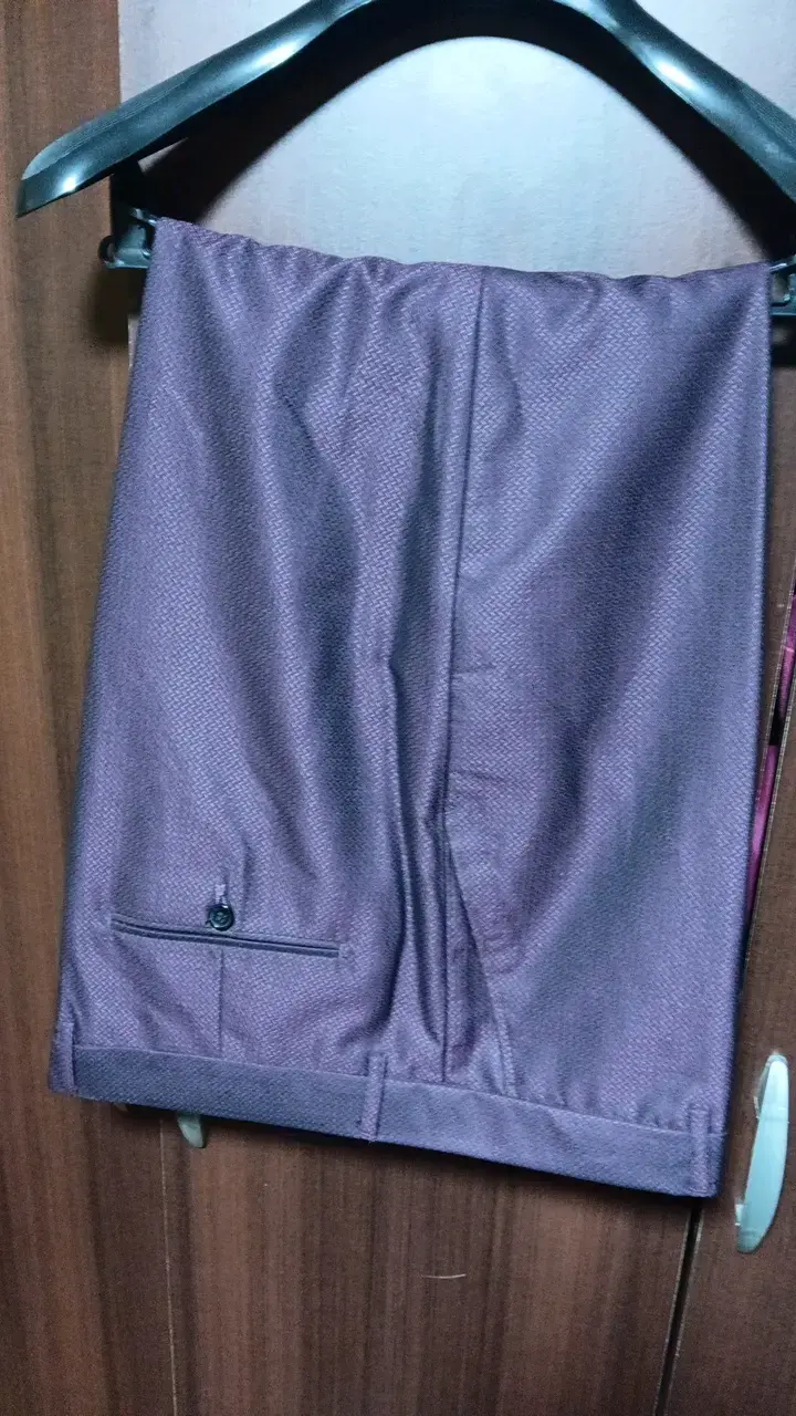 Traje de hombre color burdeo con solapa satinada - 3