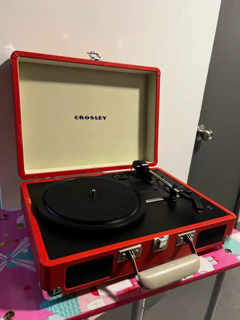 Tocadiscos portátil Crosley rojo con maleta - 2
