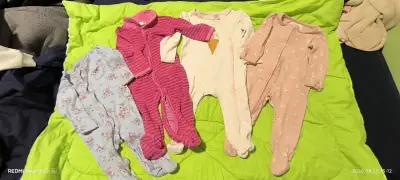 Conjunto de ropa para bebé con diseños variados - miniatura 2