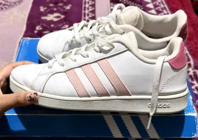 Zapatillas blancas Adidas con detalles rosados - miniatura 1