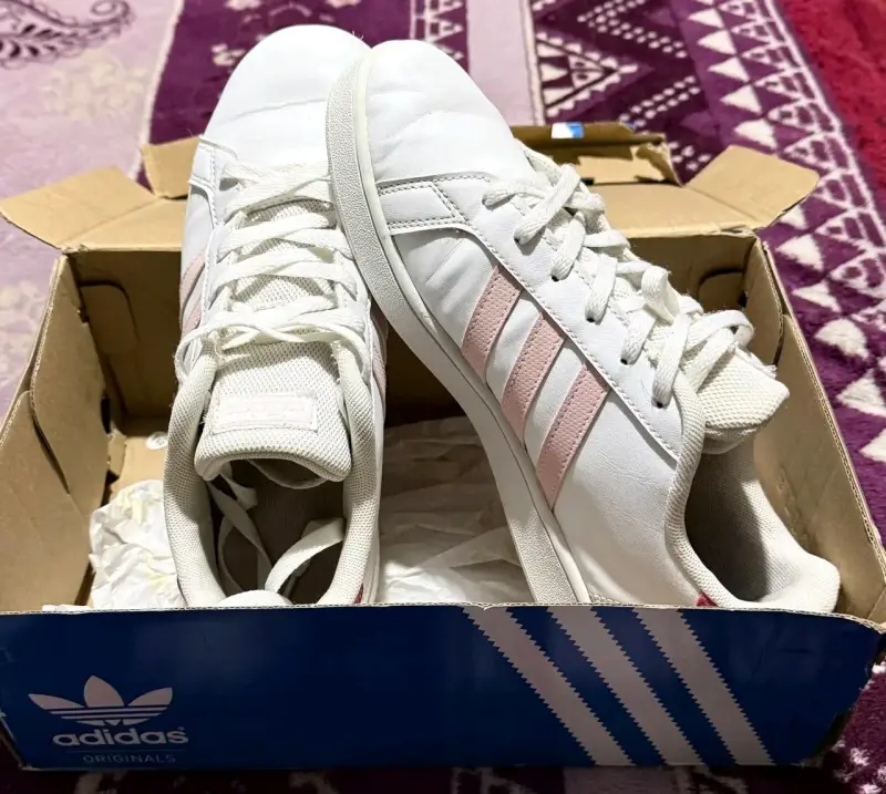 Zapatillas blancas Adidas con detalles rosados - 2