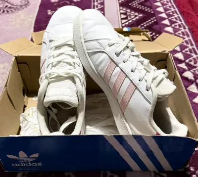 Zapatillas blancas Adidas con detalles rosados - miniatura 2