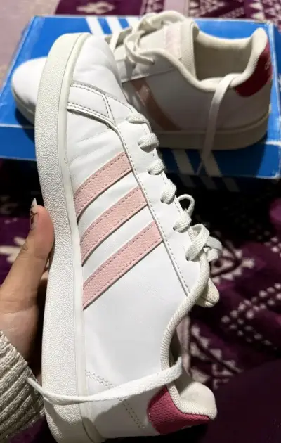 Zapatillas blancas Adidas con detalles rosados - miniatura 3