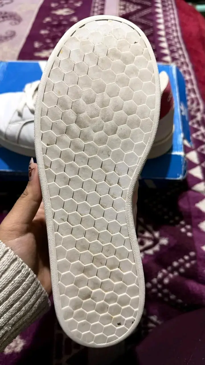 Zapatillas blancas Adidas con detalles rosados - 4