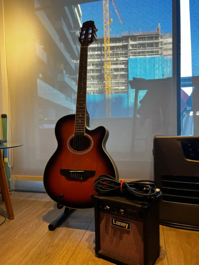 Guitarra electroacústica Freeman con amplificador Laney - 2