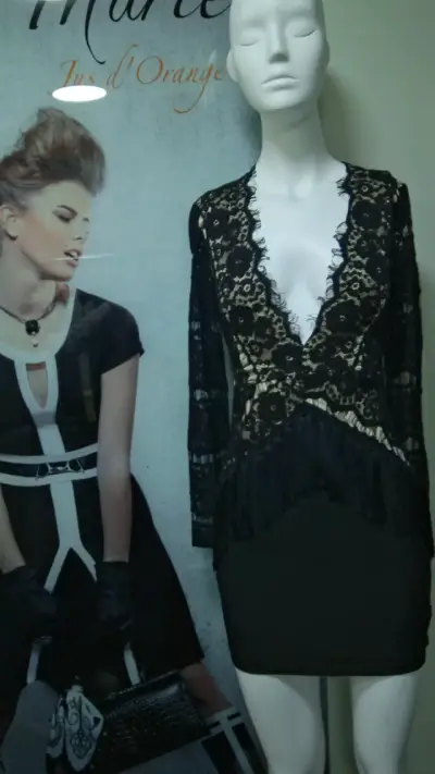 Vestido de encaje negro elegante - miniatura 1