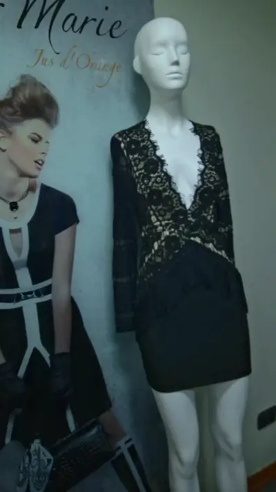 Vestido de encaje negro elegante - miniatura 2
