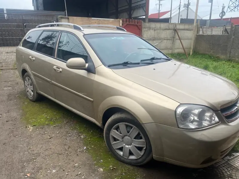 Auto familiar Chevrolet optra en buen estado - 2