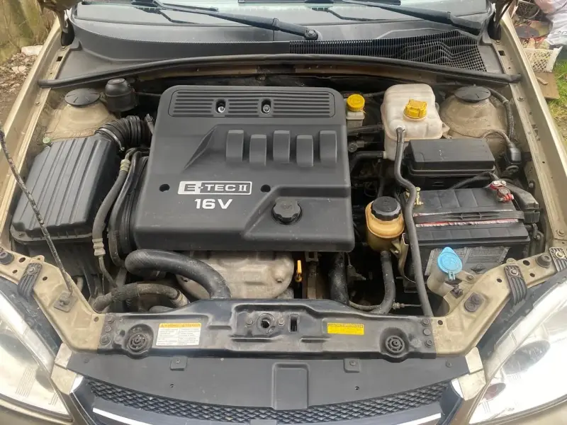 Auto familiar Chevrolet optra en buen estado - 5
