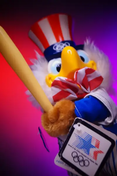 Peluche Sam el Águila Olímpico con bate - miniatura 4
