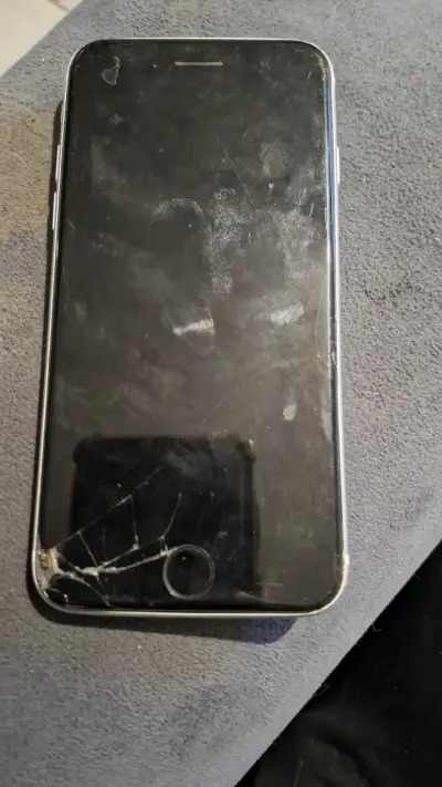 iPhone con pantalla y carcasa dañadas - miniatura 1