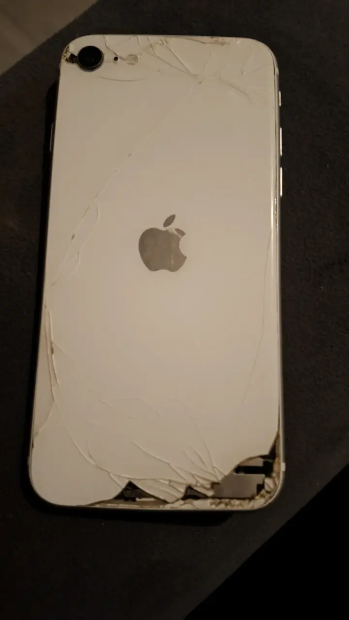 iPhone con pantalla y carcasa dañadas - 2