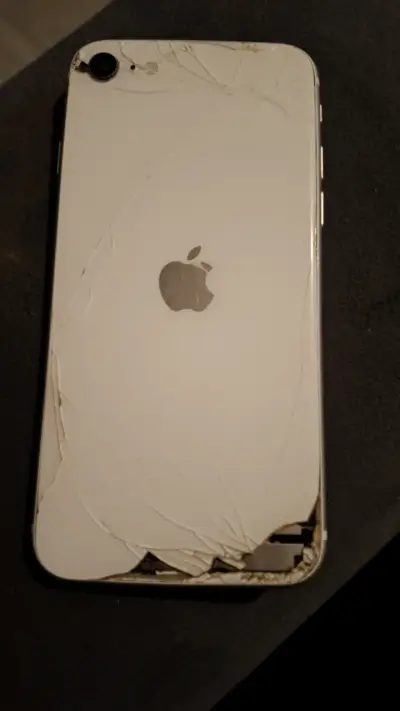 iPhone con pantalla y carcasa dañadas - miniatura 2