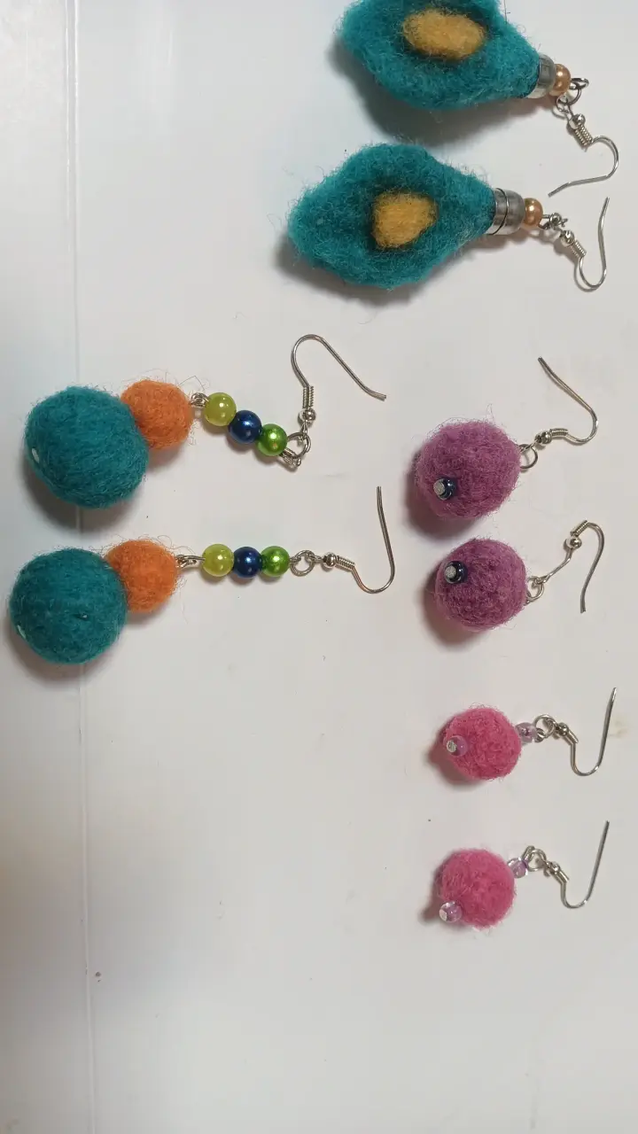Set de Pulseras y Aretes Tejidos a Mano - 6