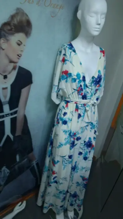 Vestido largo floral con cinturón - miniatura 1