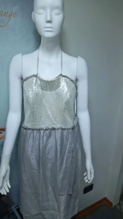 Vestido de fiesta plateado con lentejuelas - miniatura 1