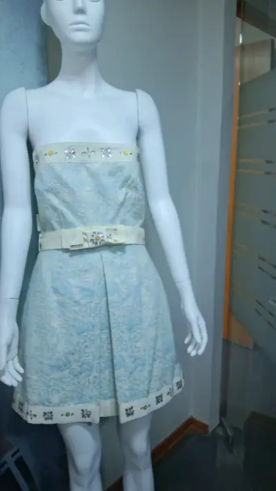 Vestido strapless azul con bordados florales - miniatura 1