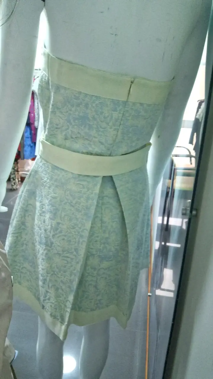 Vestido strapless azul con bordados florales - 2
