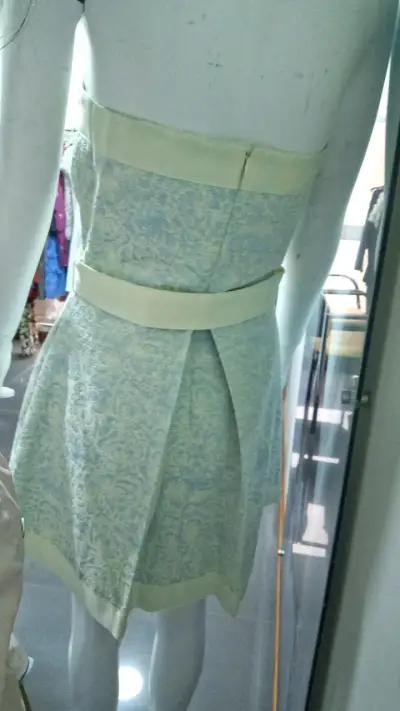 Vestido strapless azul con bordados florales - miniatura 2