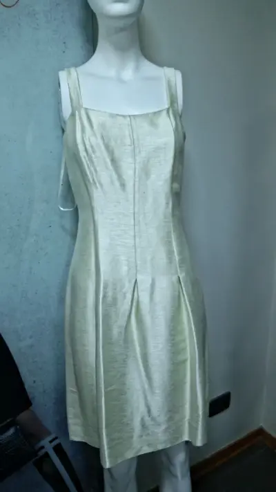 Vestido elegante beige con encaje - miniatura 1