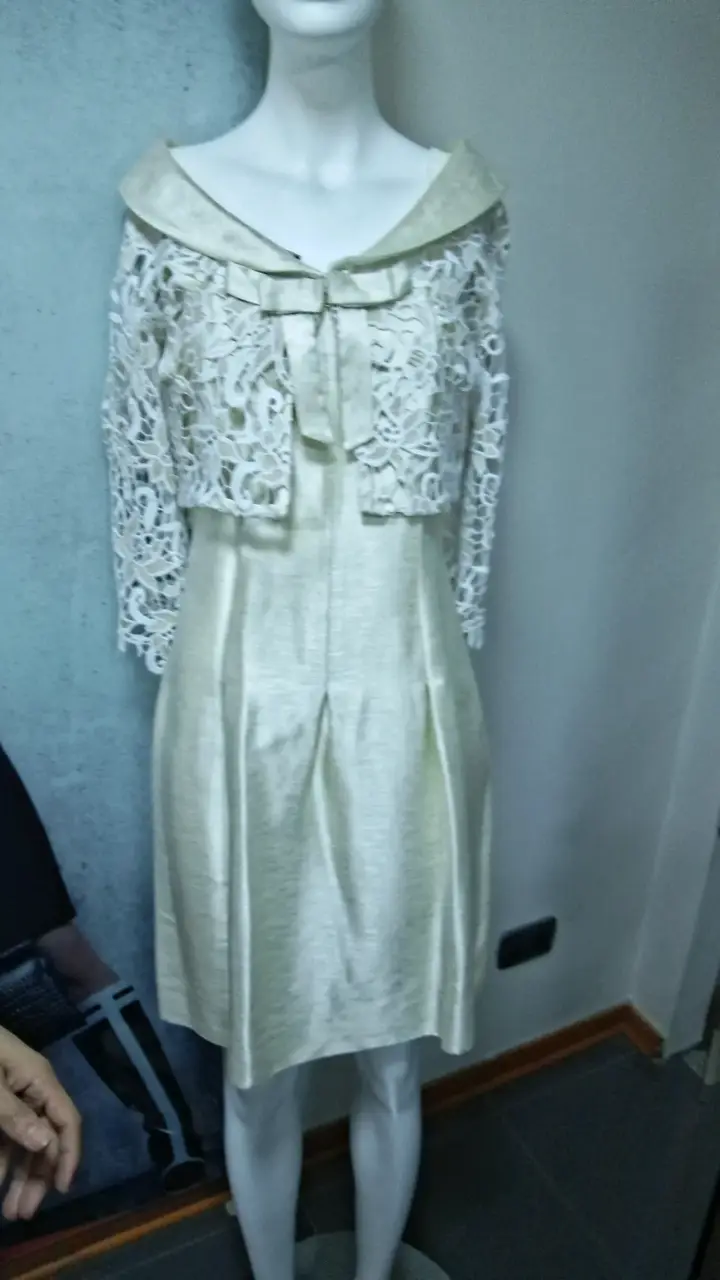 Vestido elegante beige con encaje - 2
