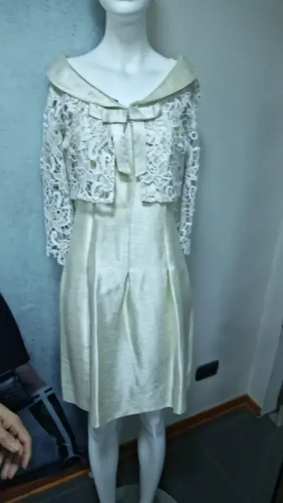 Vestido elegante beige con encaje - miniatura 2